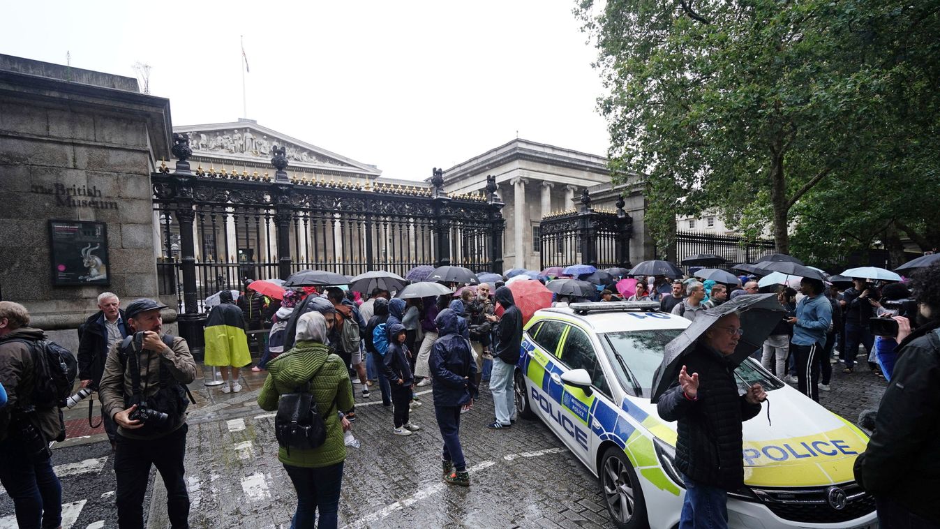 London, 2023. augusztus 8.
Egy rendőrautó és az épületből evakuált látogatók a londoni British Museum épülete közelében elkövetett késes támadást követően 2023. augusztus 8-án. A támadás egyetlen áldozata a karján sebesült meg, őt a mentők kórházba szállí