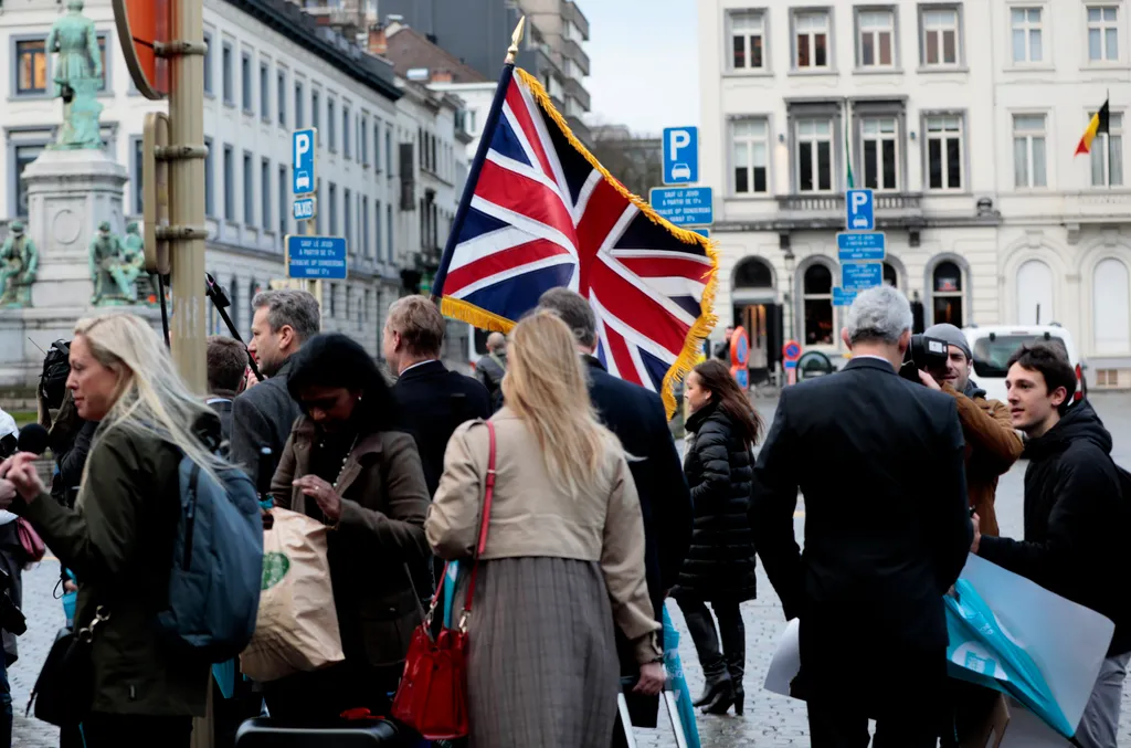 Brüsszel, 2020. január 31.
Hazájuk zászlaját viszik brit európai parlamenti képviselők, akik poggyászukkal a pályaudvarra indulnak az EP brüsszeli épületéből 2020. január 31-én. Közép-európai idő szerint éjfélkor megszűnik az Egyesült Királyság tagsága az
