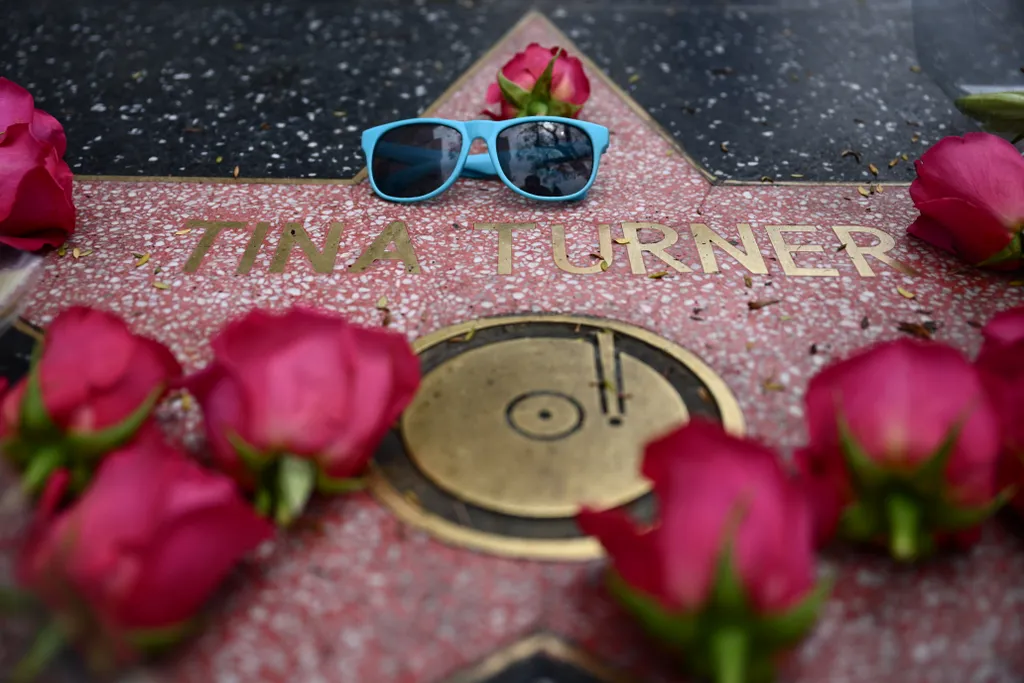 music celebrity death TOPSHOTS Horizontal Tina Turner rajongók rajongó 