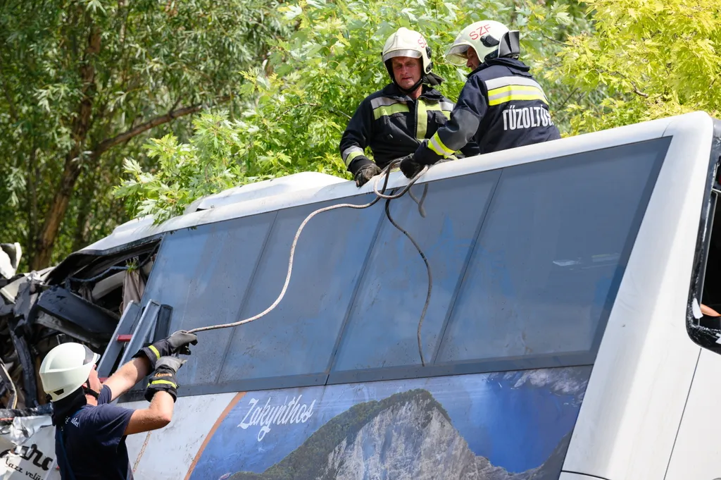 busz, baleset, M7, autópálya, sérült, halott, Felborult egy busz az M7-esen, nyolc ember meghalt, autóbusz az M7-es autópálya Szabadbattyán A buszon Horvátországban nyaraló magyar turisták utaztak. 