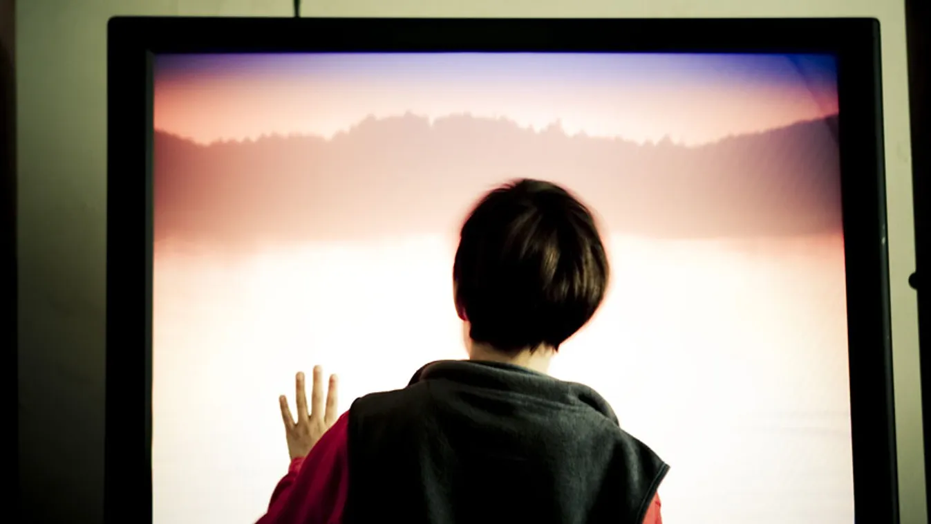 Autista kisfiú egy tévé képernyője előtt, autisták IT-szektorbeli foglalkoztatása