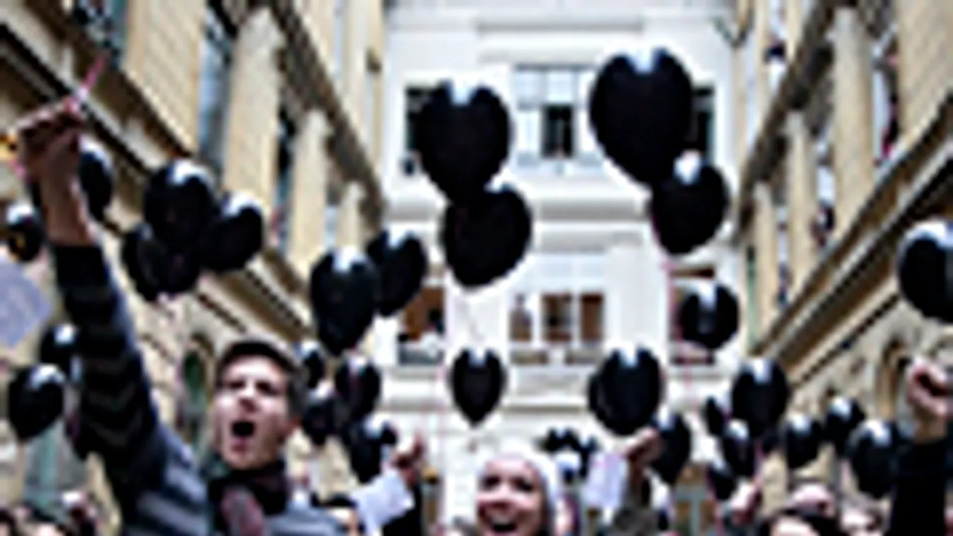 a Vörösmarty Gimnázium diákjai flashmobot tartottak, ahol fekete lufikat eregettek, lufieregetés, tiltakozás a tandíj ellen