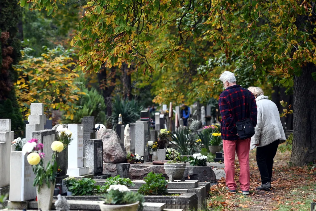 idős síremlék SZEMÉLY TEMETŐ, mindenszentek ünnepe, halottak napja, temető, megemlékezés, mécses, galéria, 2023 