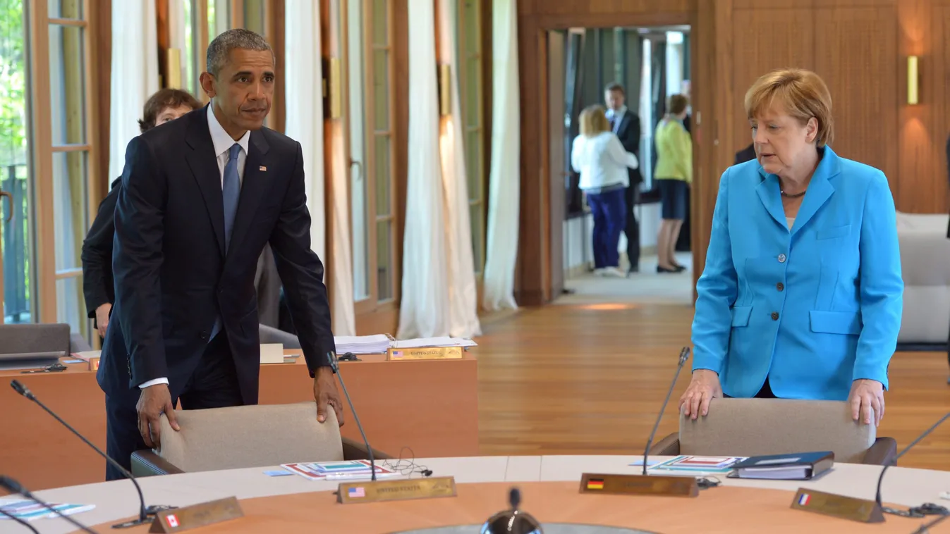MERKEL, Angela; OBAMA, Barack Elmau, 2015. június 7. 
Angela Merkel német kancellár és Barack Obama amerikai elnök a tárgyalóteremben a világ hét legfejlettebb ipari országát tömörítő G7-csoport kétnapos csúcstalálkozóján a bajorországi Elmau kastélyszáll