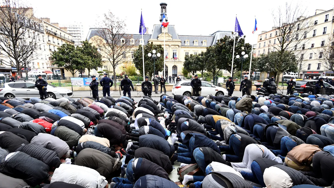 Imádkozó muszlimok Franciaországban 