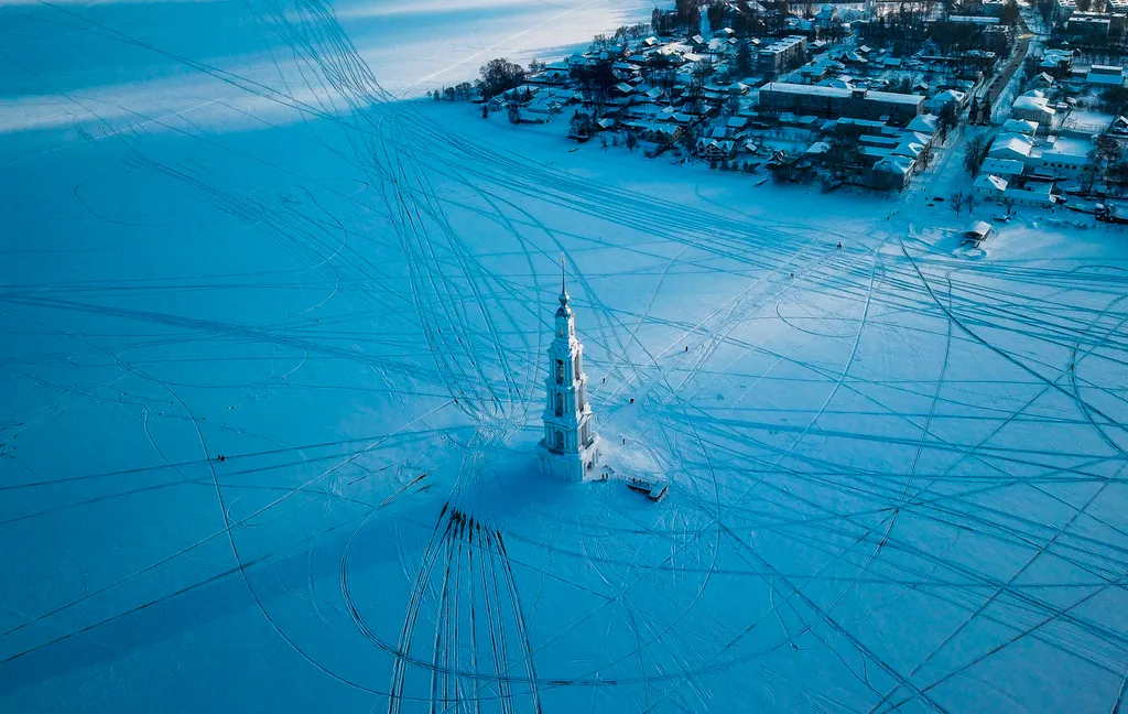 Drón fotók a befagyott Volga folyón lévő Kalyazin-harangtoronyról  Russia Kalyazin Bell Tower Restoration aerial photography architecture Kalyazin Bell Tower landscape monument scenery Horizontal 