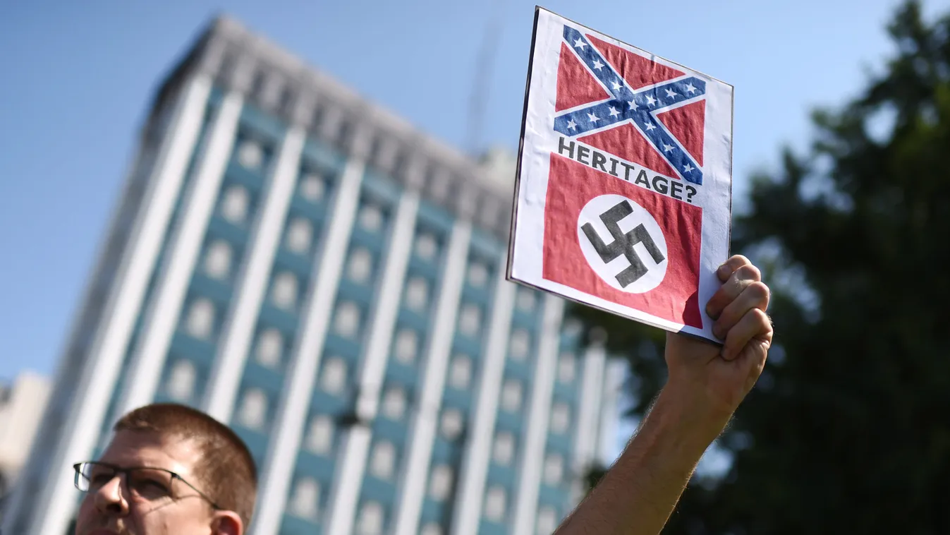 Columbia, 2015. június 23.
Kirt Moody helybeli lakos az amerikai polgárháborúban részt vevő déli államok konföderációs zászlajának eltávolítását követeli a törvényhozás columbiai épületéről 2015. június 23-án. A dél-karolinai Charleston egyik, feketék ált