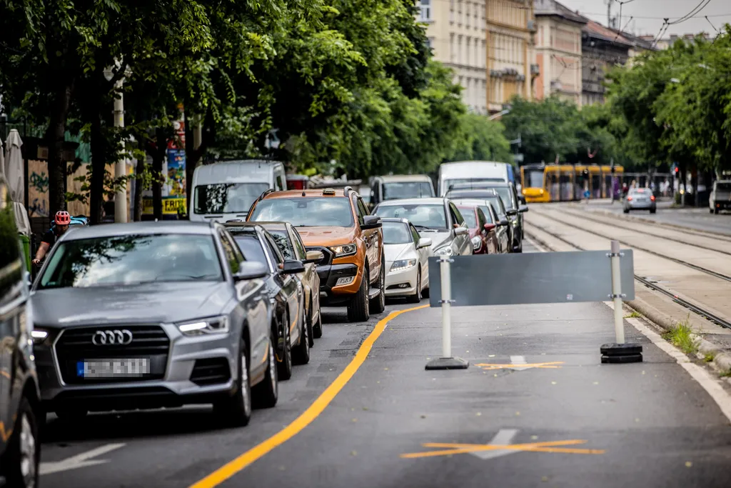 2021.07.12. Budapest, Blaha Lujza tér, dugó, közlekedés, építkezés, autó, BKV, busz, fennakadás, munkagép, torlódás 