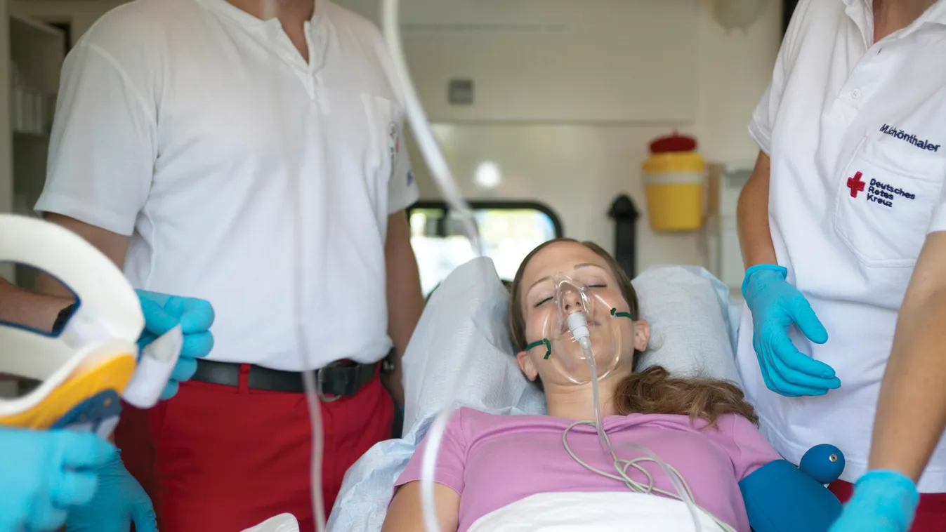 mentőautó Vérmérgezést kapott a 23 éves lány - majdnem belehalt a betegségbe 