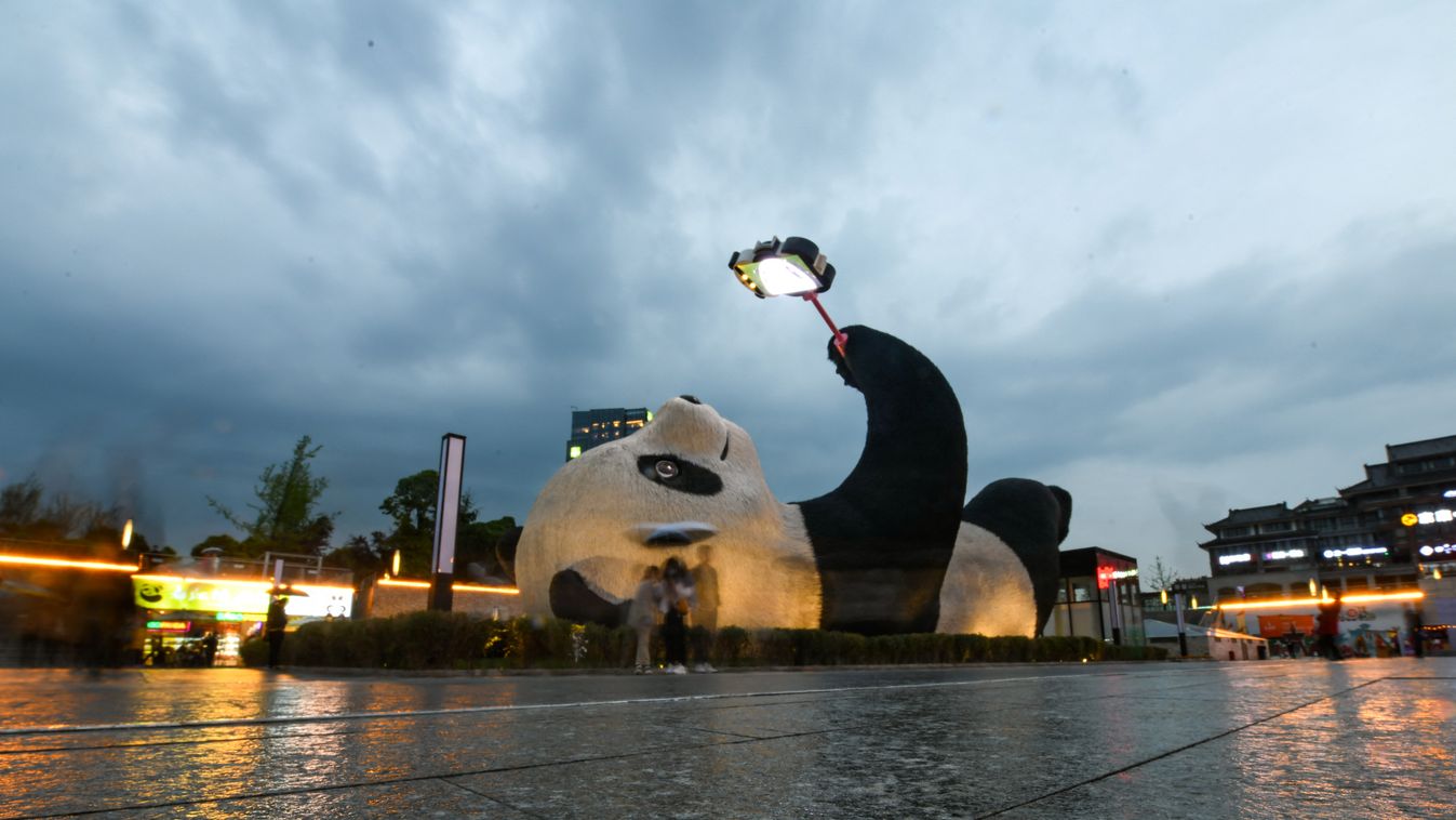 óriás panda szobor Szecsuan 
