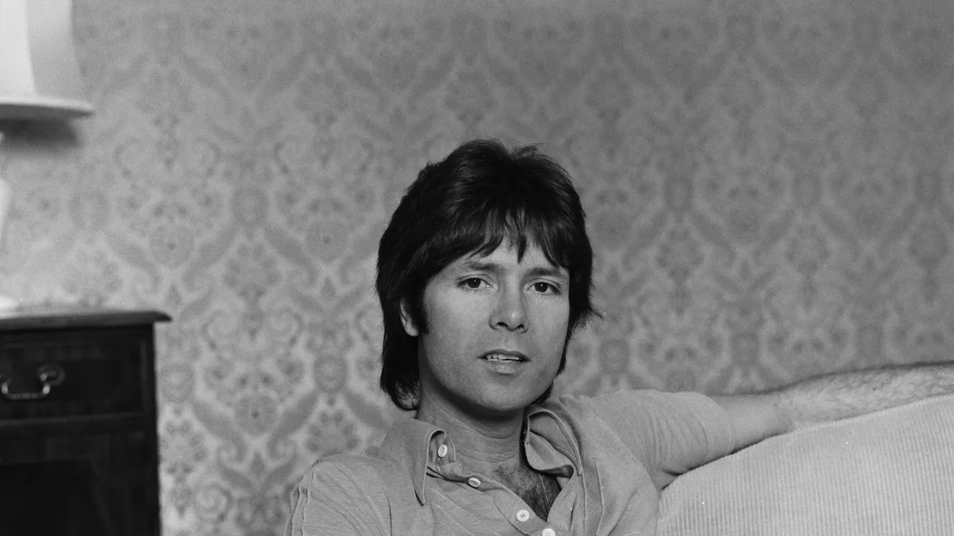 1976 Cliff Richard-galéria

Cliff Richard black and white photograph pop musician Huty20841 Huty 20841 MP036 1976 indoors singer songwriter british looking at camera sitting one man Huty2084132 waist up sofa 