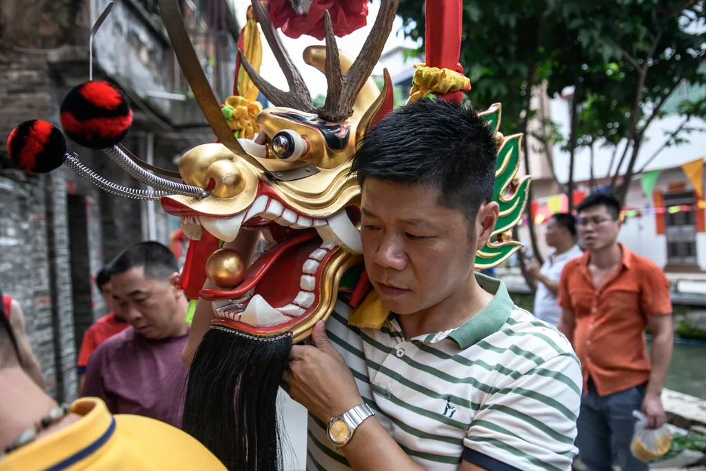 Sárkányhajó Kína Dragon boat drifting in Chinaâs Foshan festival 