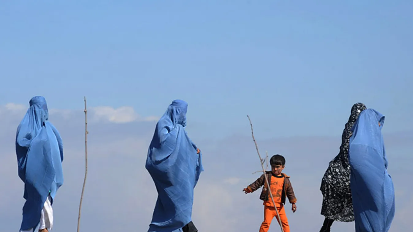 Afganisztán, fiúnak öltöztetett lányok, afgán asszonyok Heratban 
