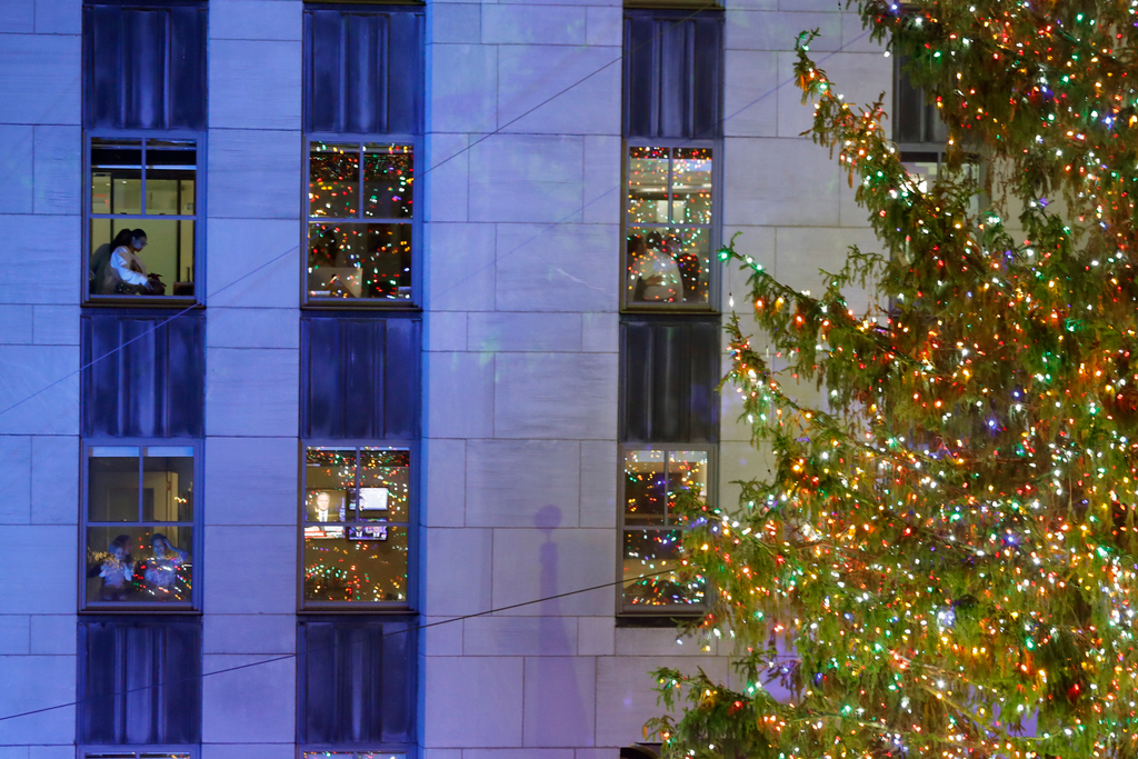 New York, 2019. december 5.
A New York-i Rockefeller Központ előtt felállított karácsonyfa fénydíszeinek ünnepélyes bekapcsolását nézik irodisták 2019. december 4-én. A Rockefeller Központ előtt 87. alkalommal állítottak fel fenyőfát.
MTI/AP/Kathy Willens