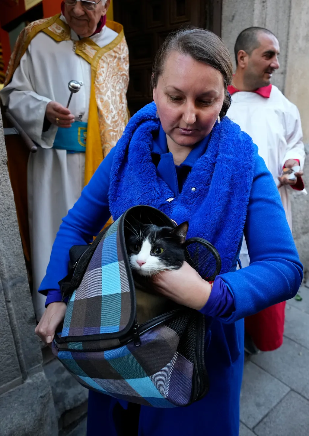 PADOVAI SZENT ANTAL; REMETE SZENT ANTAL Valencia, 2023. január 17.
Katolikus pap által megáldott macskáját viszi egy nő Remete Szent Antal, a háziállatok védőszentjének ünnepén a madridi Szent Antal-templomnál 2023. január 17-én.
MTI/AP/Paul White 