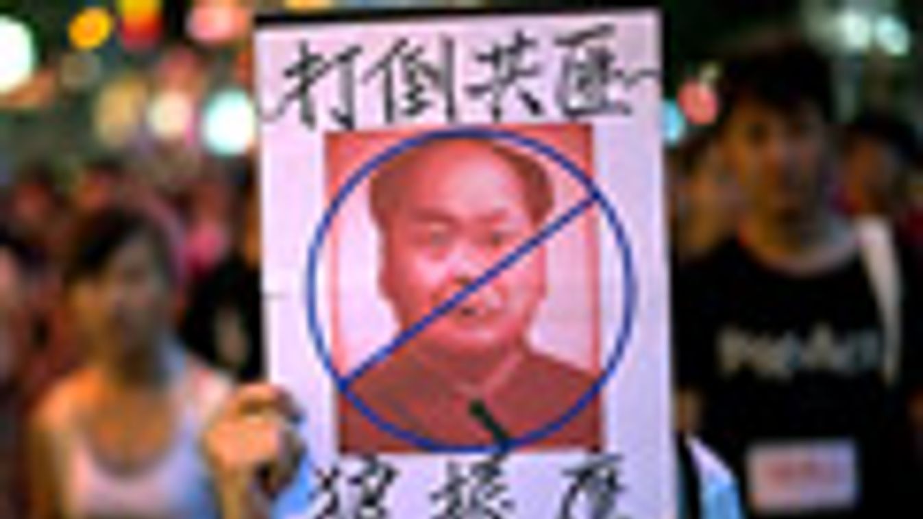 tüntetés Hongkongban, ezrek tiltakoztak Hongkong új kormányzójánka beiktatásán a volt brit koronagyarmat Kínához való visszatérésének 15. évfordulóján