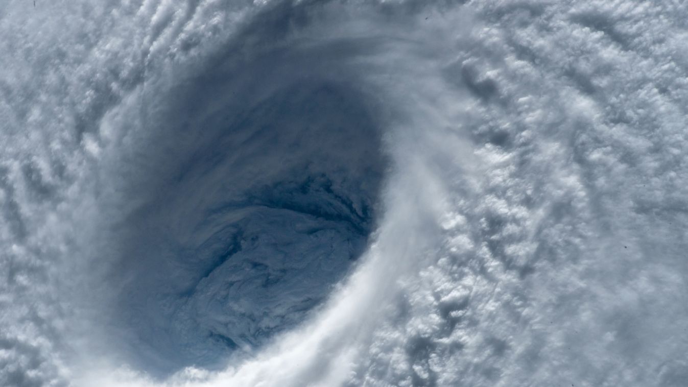 Typhoon Maysak seen from ISS Horizontal VUE DE L'ESPACE METEOROLOGIE CYCLONE PLAN GENERAL 
