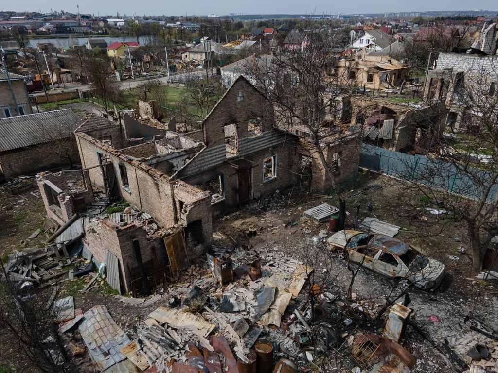Ukrán válság 2022, orosz, ukrán, háború, Ukrajna, Horenka, Kijev külváros, romok, autó roncs 