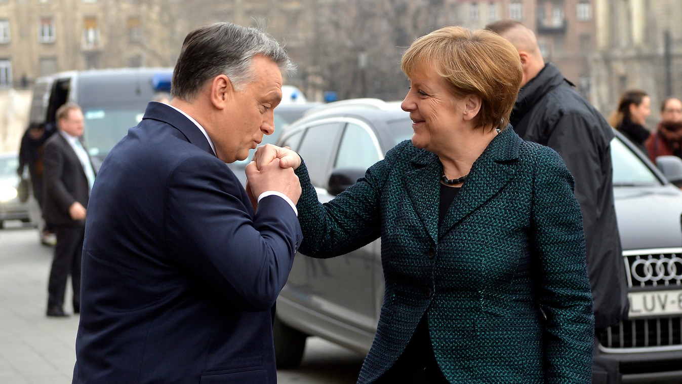 merkel látogatás Orbán Viktor; MERKEL, Angela Budapest, fogadja a hivatalos látogatáson Budapesten tartózkodó Angela Merkel német kancellárt a Parlament főlépcsőjénél 2015. február 2-án.
MTI Fotó: Illyés Tibor 