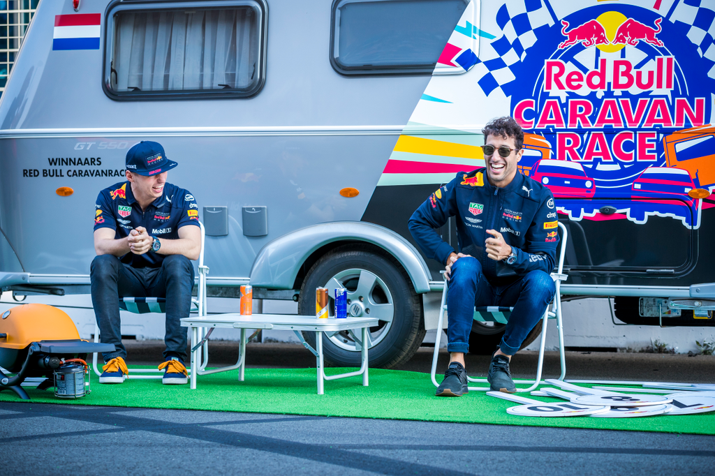 A Forma-1-es Red Bull Racing bemutatója a hollandiai Zandvoortban, szurkolói karaván, Max Verstappen, Daniel Ricciardo 