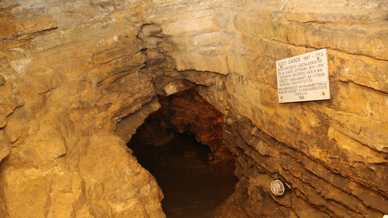 A balatonfüredy Lóczy-barlang bejárata 