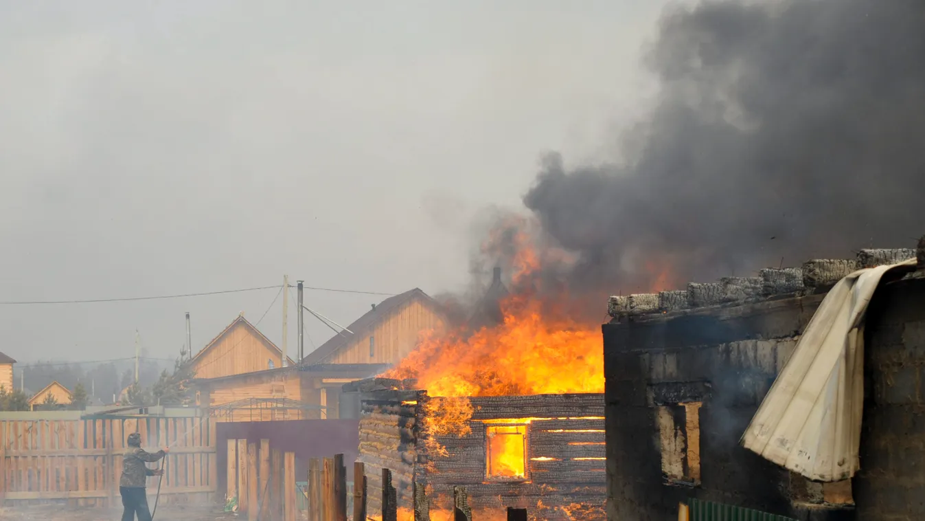 Szmolenka, 2015. április 13.
Egy férfi próbálja megfékezni a lángokat a szibériai Szmolenkában 2015. április 13-án. A tűzvészben eddig legkevesebb 15 ember életét vesztette, mintegy ezer lakóház vált a lángok martalékává. A tüzet a környékbeli földművesek