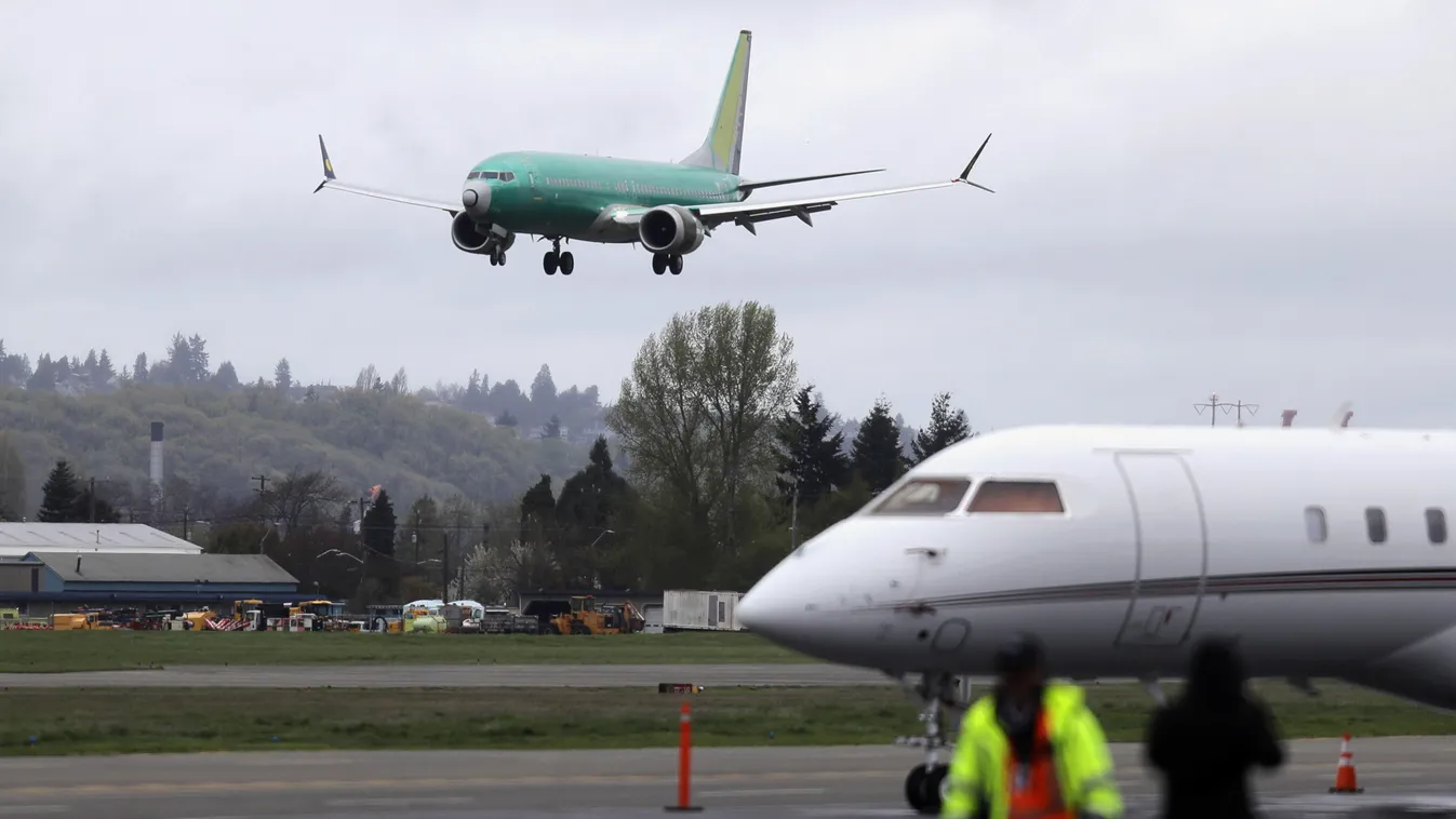 Seattle, 2019. április 11.
Az indiai székhelyű Jet Airways légitársaság megrendelésére épített Boeing 737 MAX 8 repülőgép próbaútjának végén leszálláshoz készül az amerikai repülőgépgyártó seattle-i repülőterén 2019. április 10-én. A próbarepülések és más