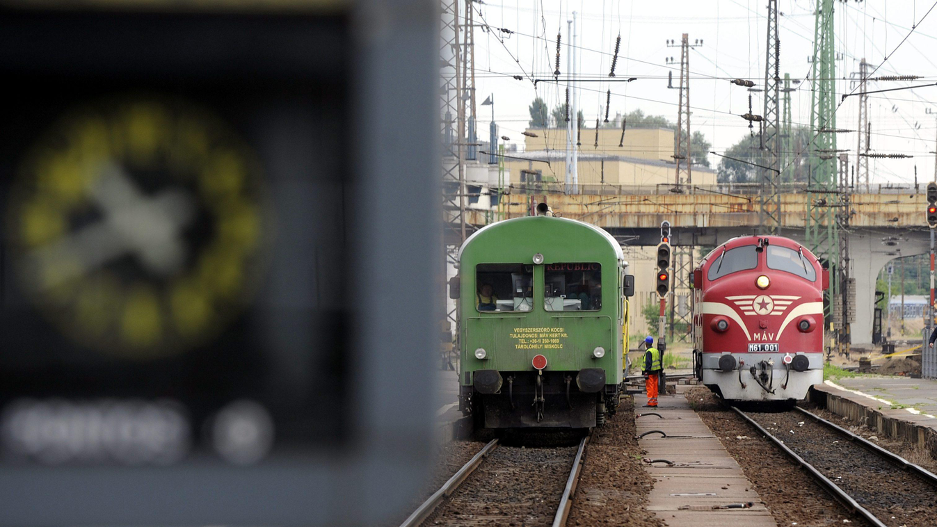 Budapest, 2015. június 17.
Gyomirtó szerelvény és egy M61-es dízelmozdony várakozik a Nyugati pályaudvar egyik vágányán 2015. június 17-én. Halaszthatatlan karbantartási munkák miatt június 22-től július 5-éig két hétre bezár a naponta 60-70 ezer utast fo