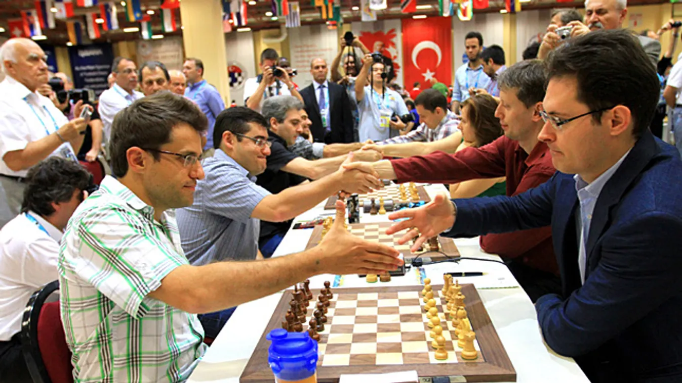 sakk, isztambul, A magyar (j) és az örmény csapat versenyzői köszöntik egymást a Magyarország-Örményország sakkvilágbajnoki mérkőzés megkezdése előtt Iszambulban 