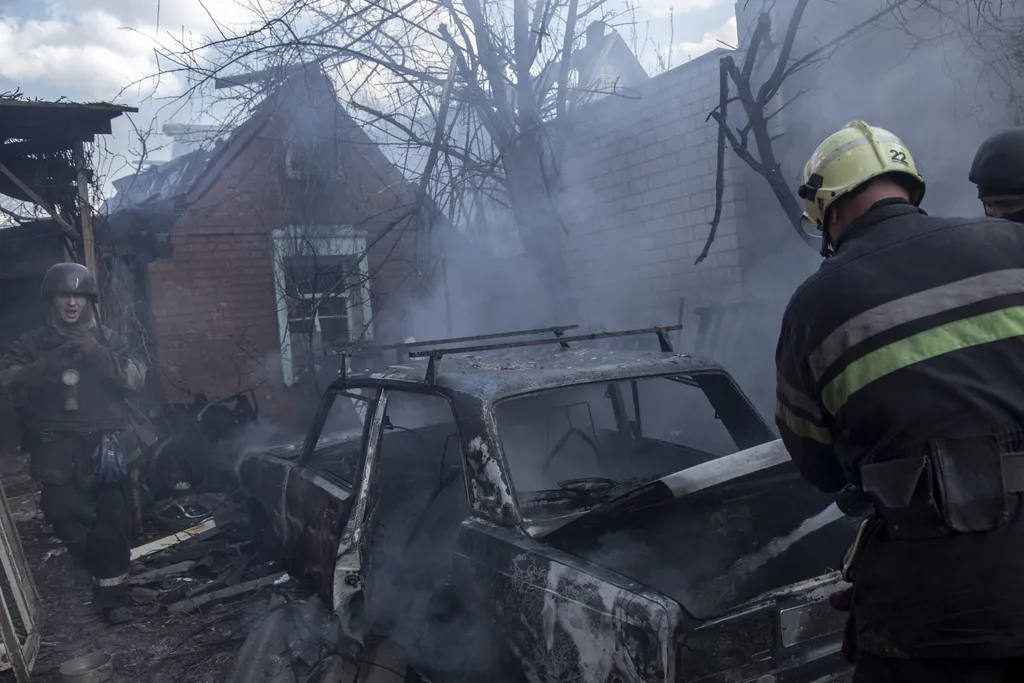 Ukrán válság 2022, orosz, ukrán, háború, Ukrajna, Harkov, romos épület, ház, autó roncs, tűz, tűzoltók 