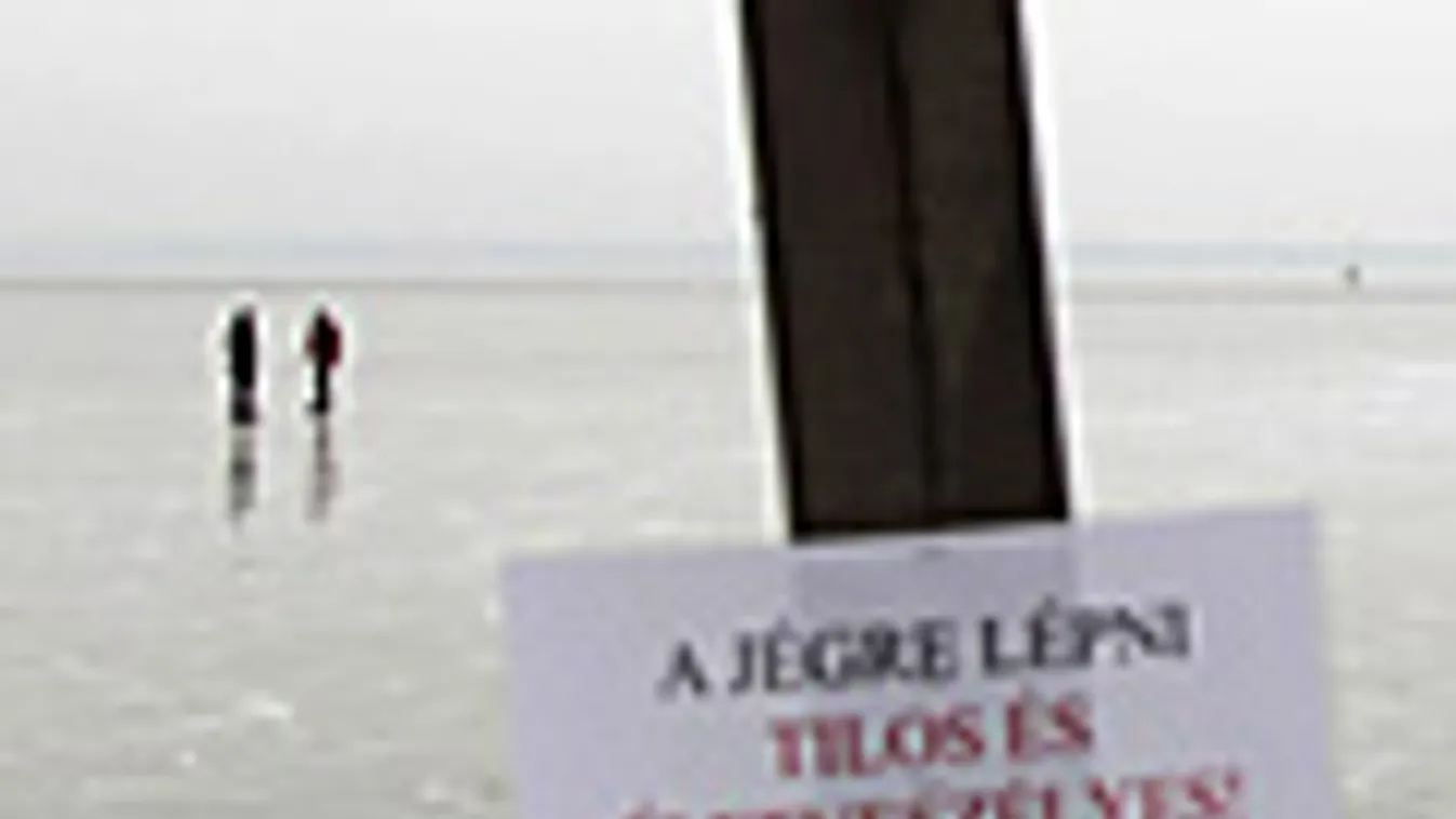 Figyelmeztető táblák a keszthelyi strandon 2012.02.03án, a háttérben a Balaton jegén korcsolyázó emberek