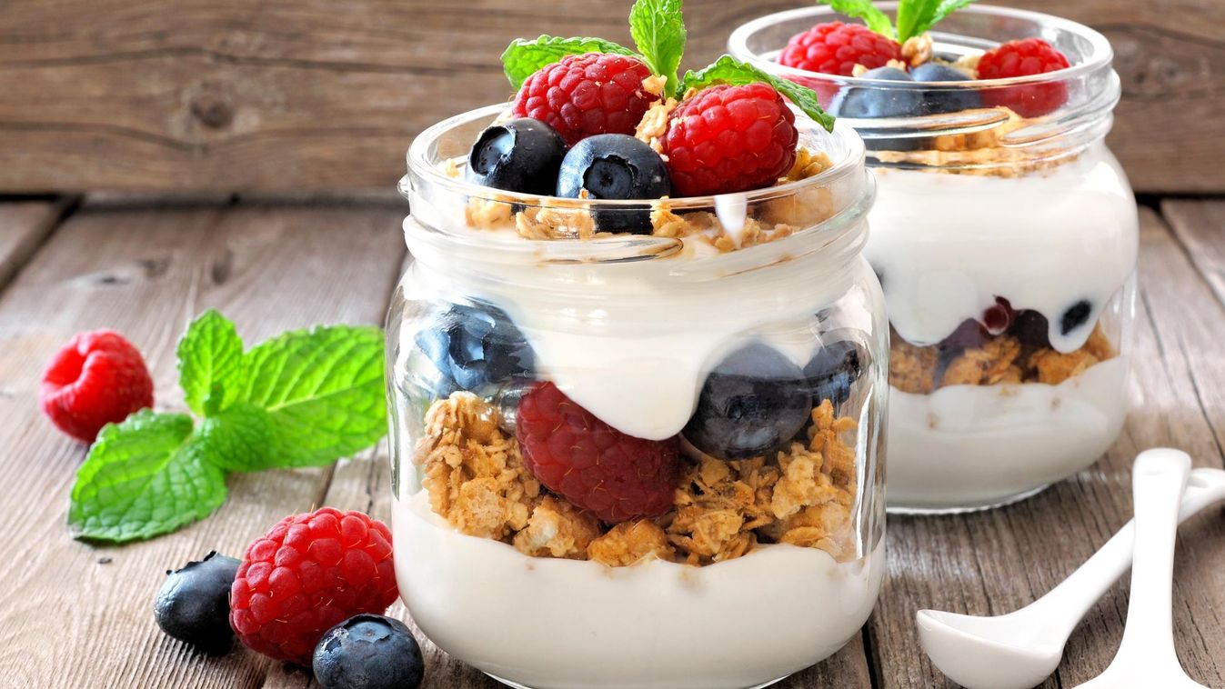 joghurt granola gyümölcs  Egészséges tízóraik, amiket a gyerekek is imádni fognak 