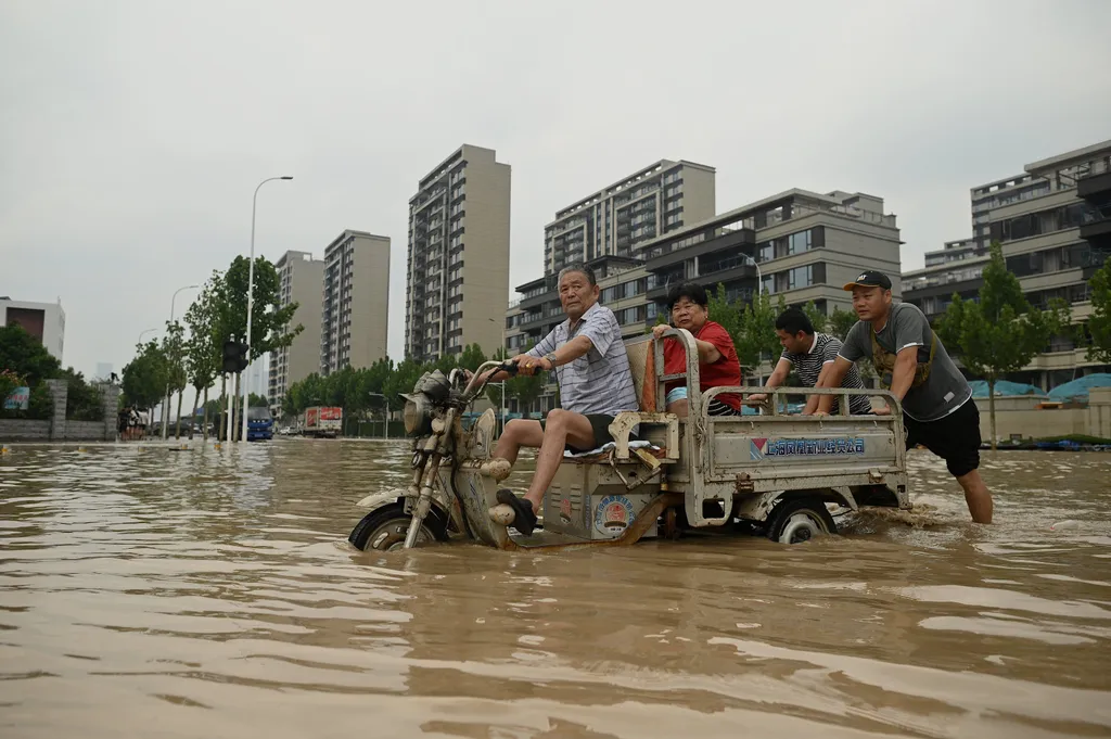 Zhengzhou Kína, eső, víz,  Horizontal FLOOD NATURAL DISASTERS ENVIRONMENT STREET SCENE INHABITANT MOPED 