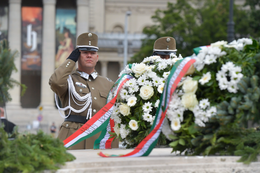 SZALAY-BOBROVNICZKY Kristóf, magyar hősök emlékünnepe, hősök tere, megemlékezés, koszorúzás, magyar hősök, honvédelmi miniszter 