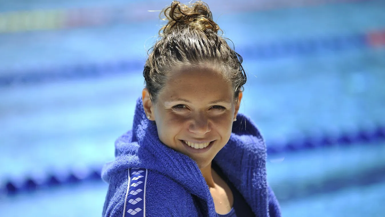 Kapás Boglárka edzés FOTÓ fürdőköntös KÉPKIVÁGÁS Közéleti személyiség foglalkozása laza arckép, portré olimpikon ÖLTÖZÉK sportoló SZEMÉLY TÁRGY úszó úszónő 