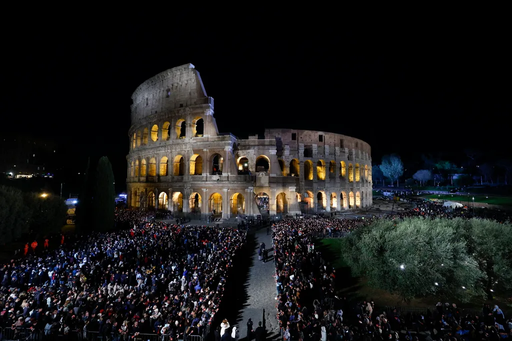 olaszország, húsvét, nagypéntek, kálváriajárás, római colosseum, róma, 2023. 04. 07. 