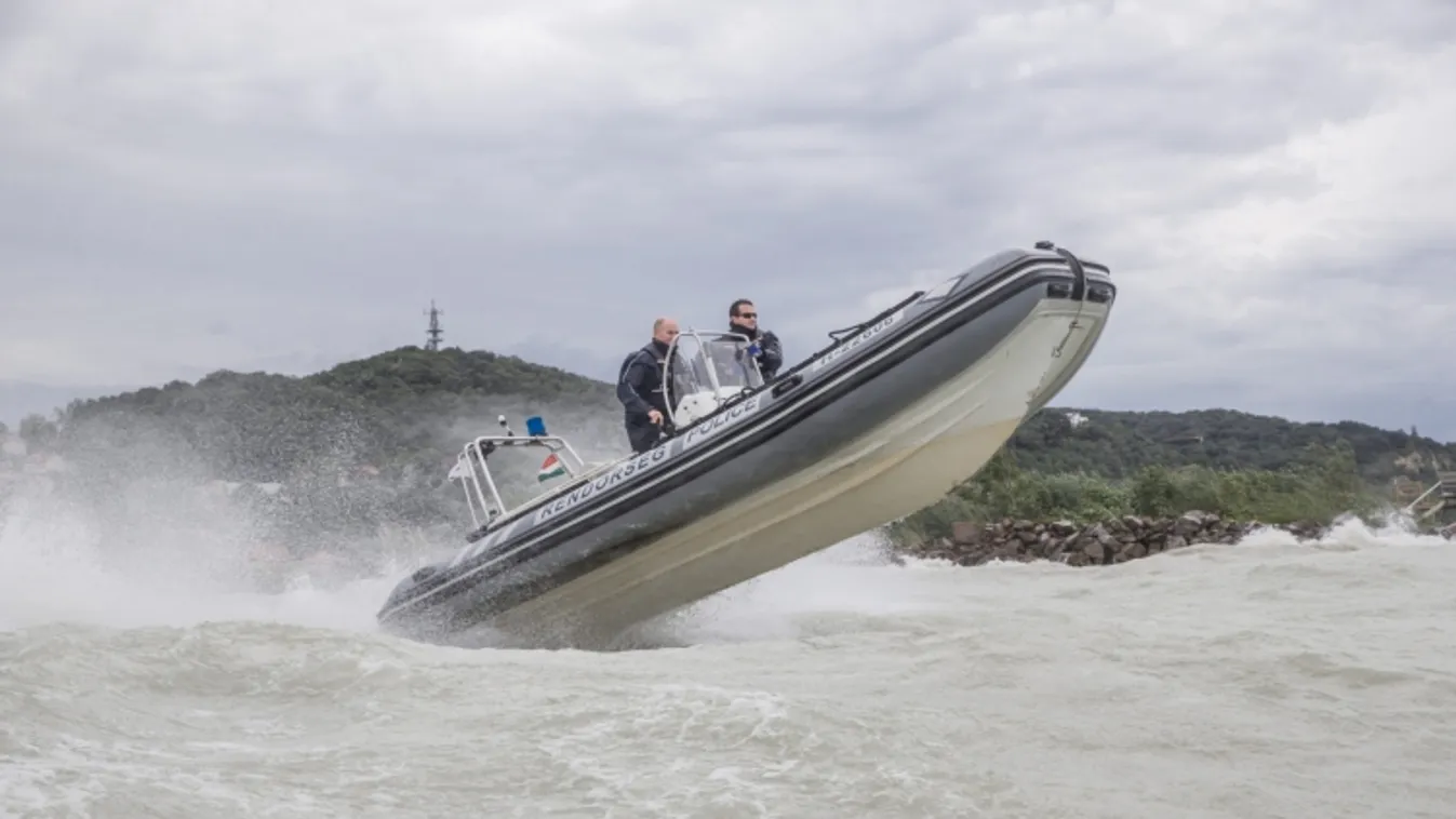 vízirendőrök a viharos Balatonon 