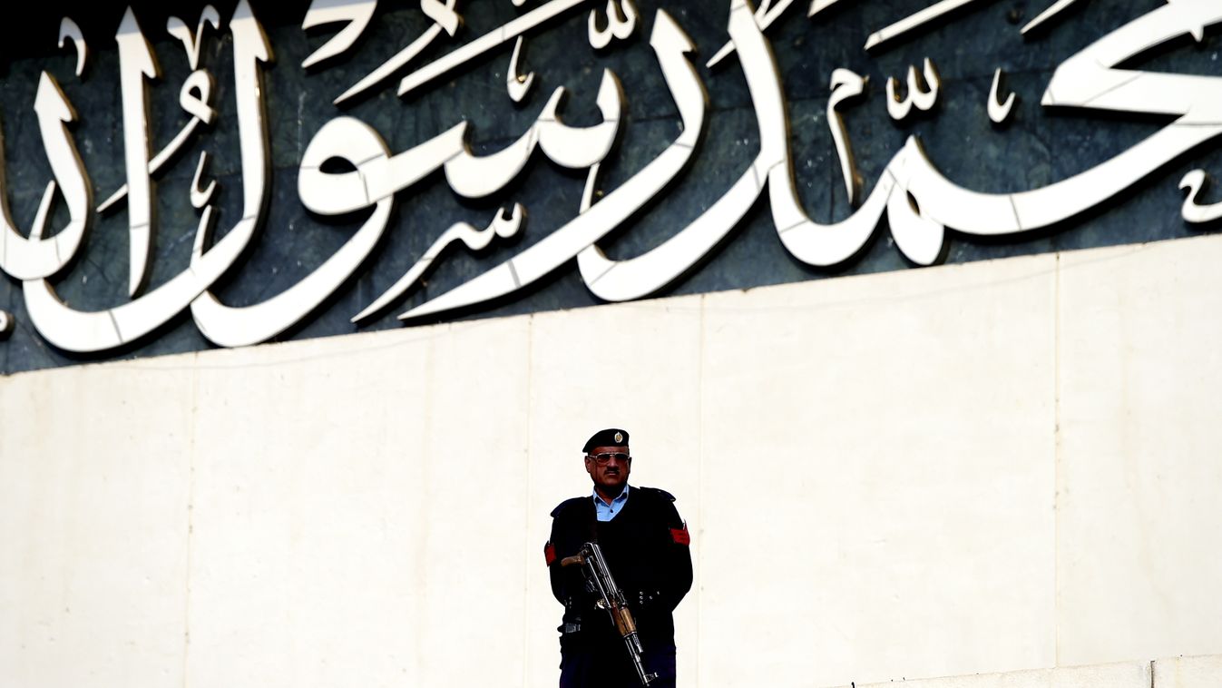 Katona őrködik a pakisztáni parlament előtt Iszlamabadban 