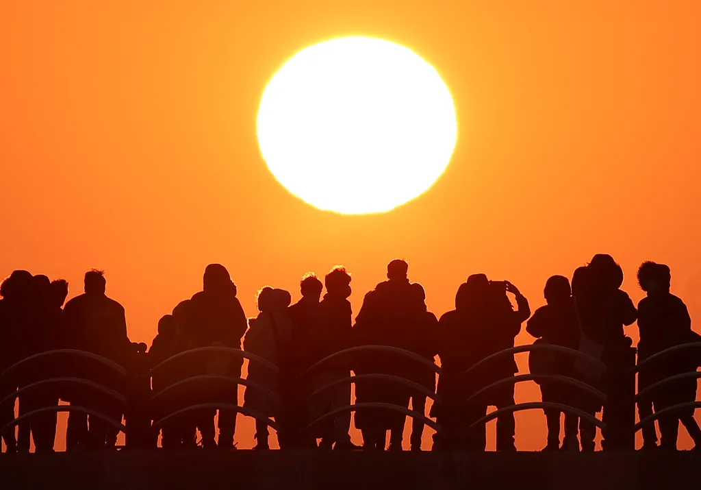 Incshon, 2020. december 31.
Emberek nézik az év utolsó naplementéjét Incshon partján 2020. december 31-én.
MTI/AP/YONHAP/Kim To Hun 
