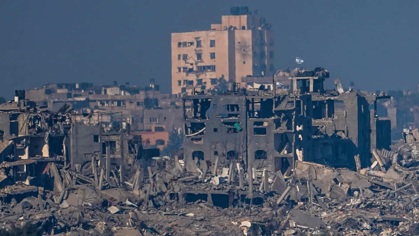 Szderót, 2023. november 18.
Izraeli zászló lobog az  egyik megrongálódott épületen a Gázai övezet egyik településén a dél-izraeli Szderótban készült képen 2023. november 18-án készített képen. A Hamász palesztin iszlamista szervezet fegyveresei október 7-