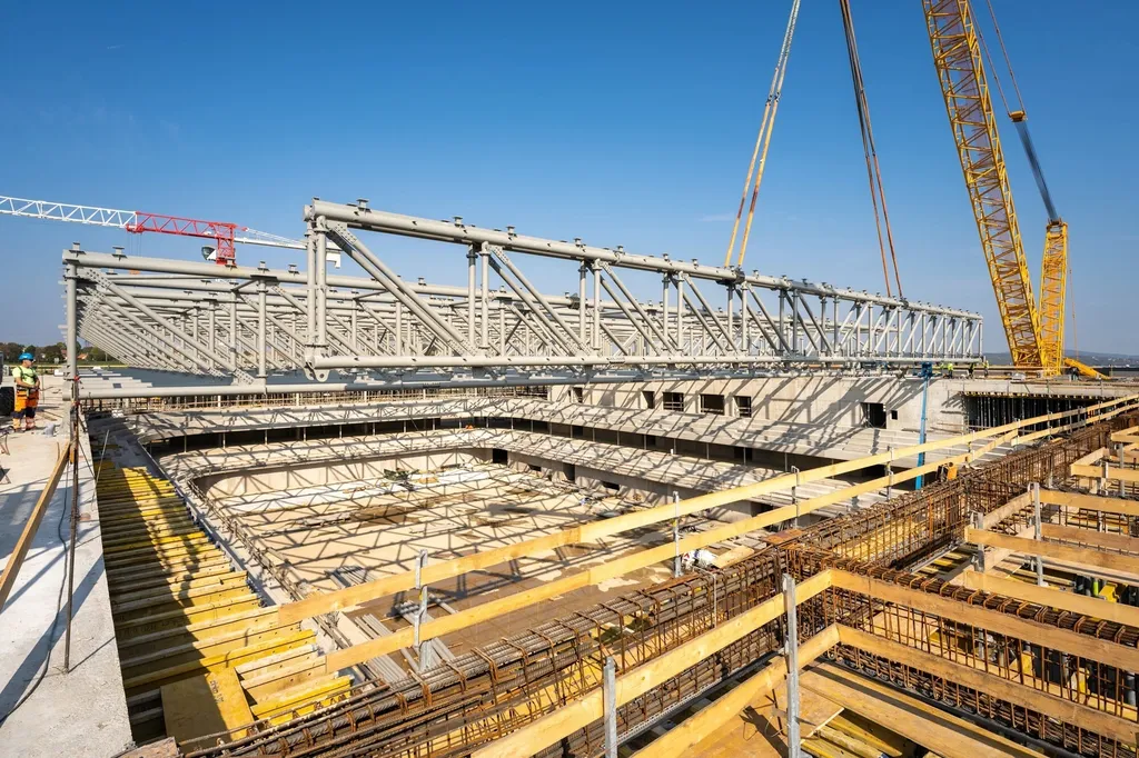 Az ország legnagyobb mobildarujának segítségével került a helyére az Alba Aréna több mint 650 tonnás tartószerkezete, Magyar Építők 