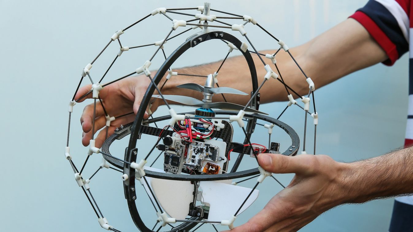 A GimBall drón az egyik fejlesztő kezében 