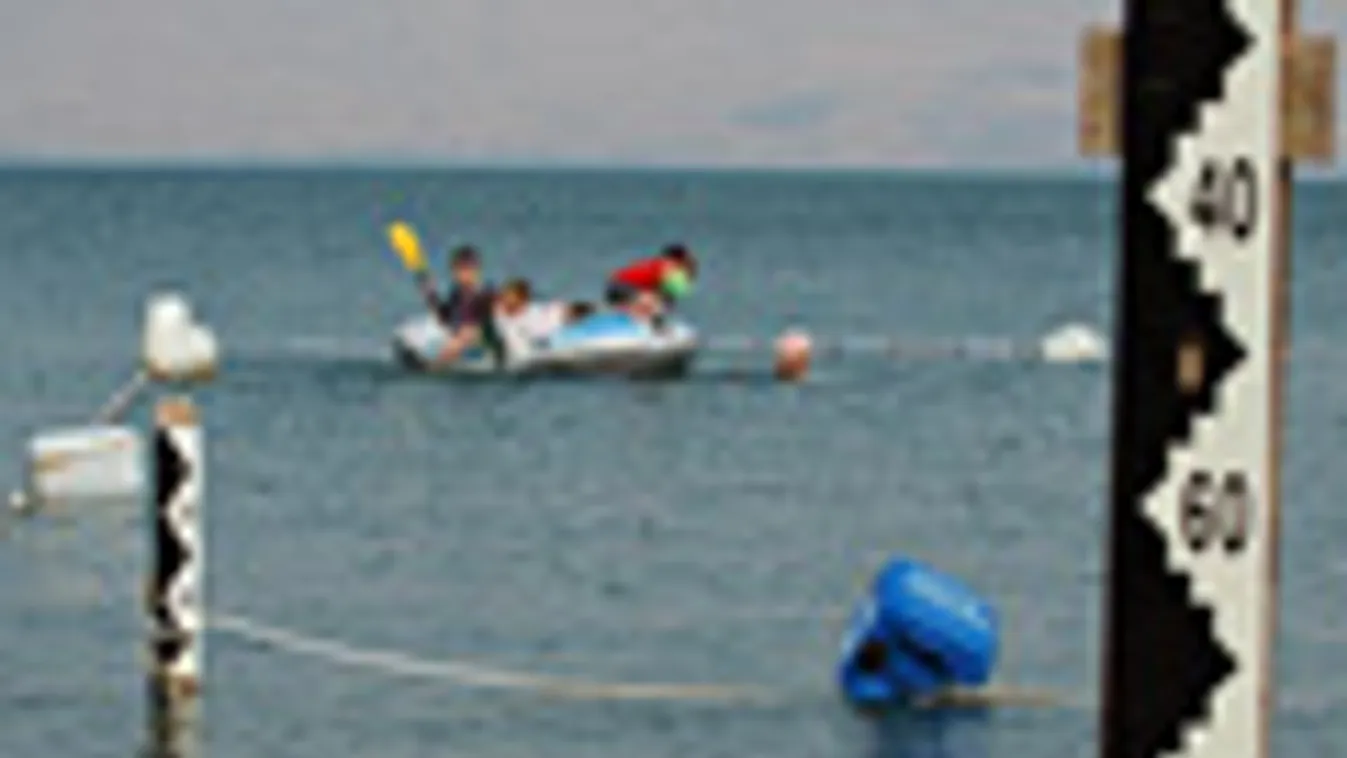 Galileai tenger, Kinneret-tó, Tiberias-tó, Genezáreti tó, egy család fürdőzik Tiberiasnál