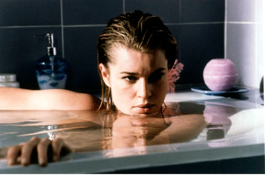 Femme Fatale Baignoire prebre un bain bathtub take a bath Horizontal 
