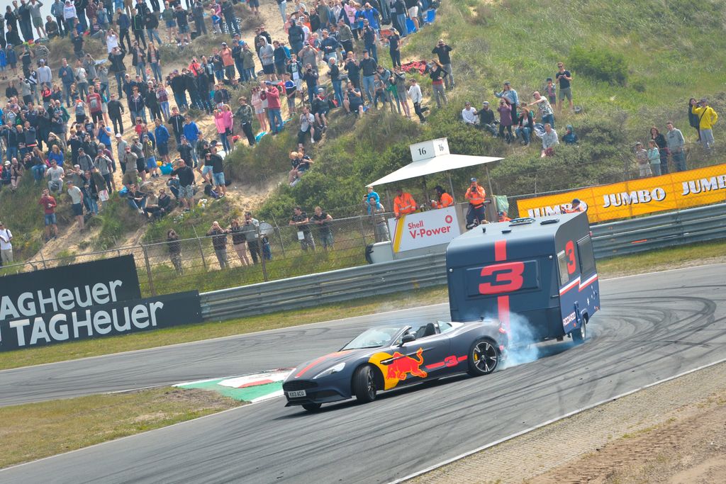 A Forma-1-es Red Bull Racing bemutatója a hollandiai Zandvoortban, Daniel Ricciardo, Aston Martin 