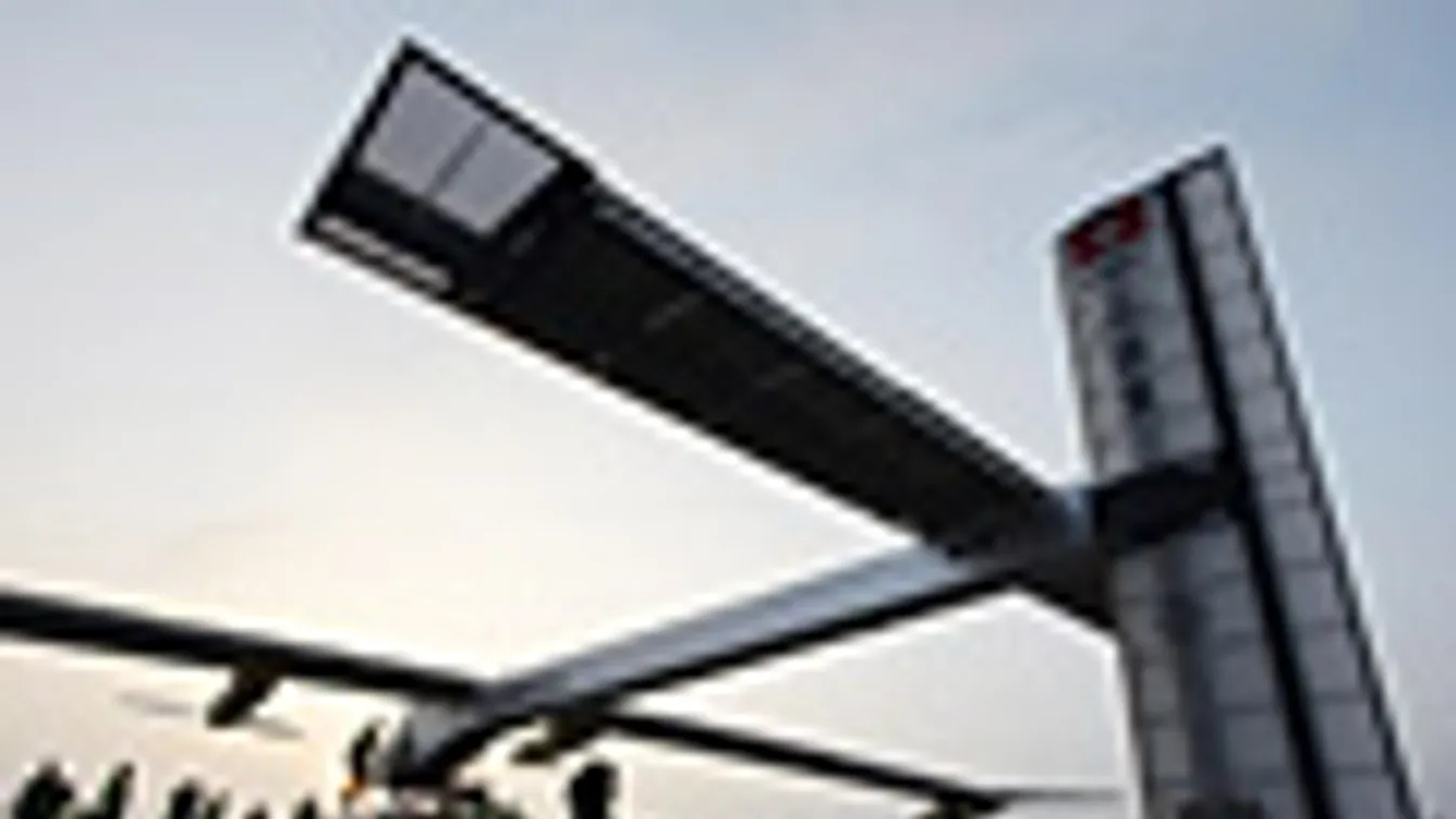 napelemes repülő, napenergia, Andre Borschberg, Solar Impulse repülőgépet előkészítik technikusok