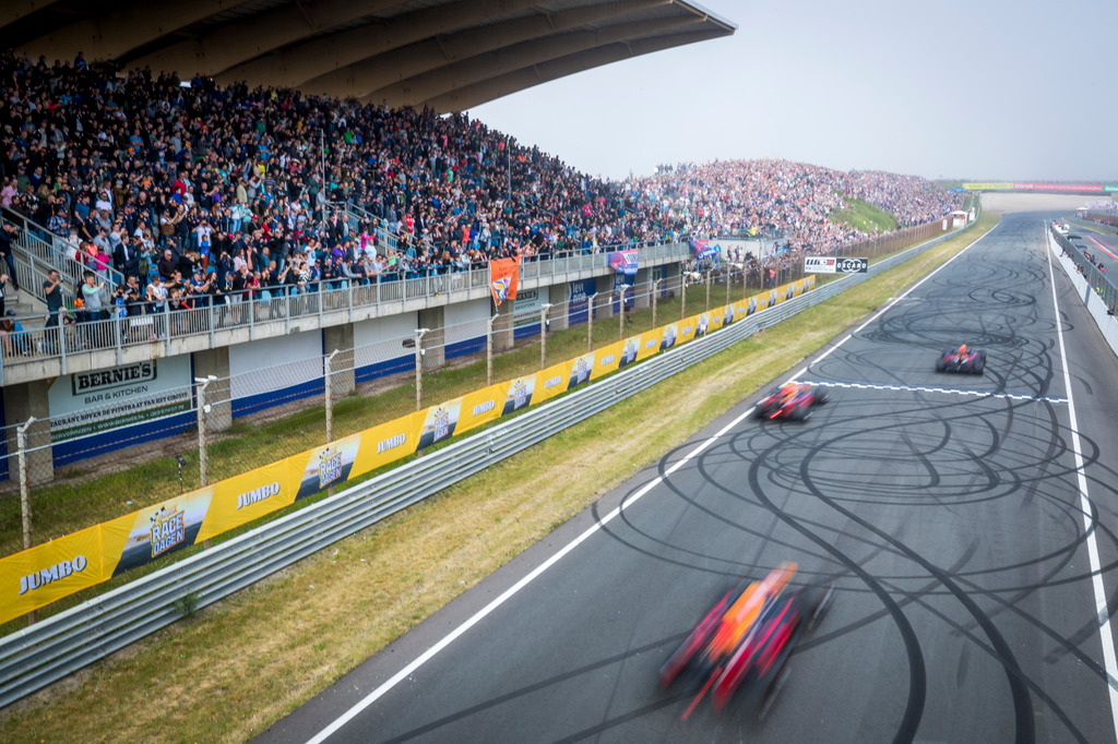 A Forma-1-es Red Bull Racing bemutatója a hollandiai Zandvoortban, Max Verstappen, David Coulthard, Daniel Ricciardo 