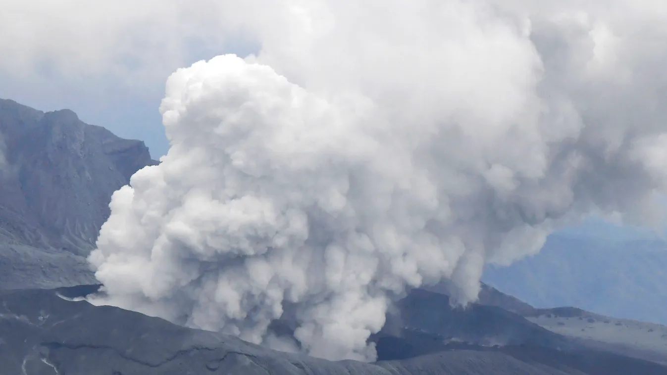 Kuszaszenri, 2021. október 20.
Az Aszo tűzhányó kitörése a délnyugat-japáni Kumamoto prefektúrában fekvő Kuszaszenriből nézve 2021. október 20-án. A Japán Meteorológiai Ügynökség szerint a kráterből mintegy 3500 méteres magasságig emelkedett fel a vulkáni
