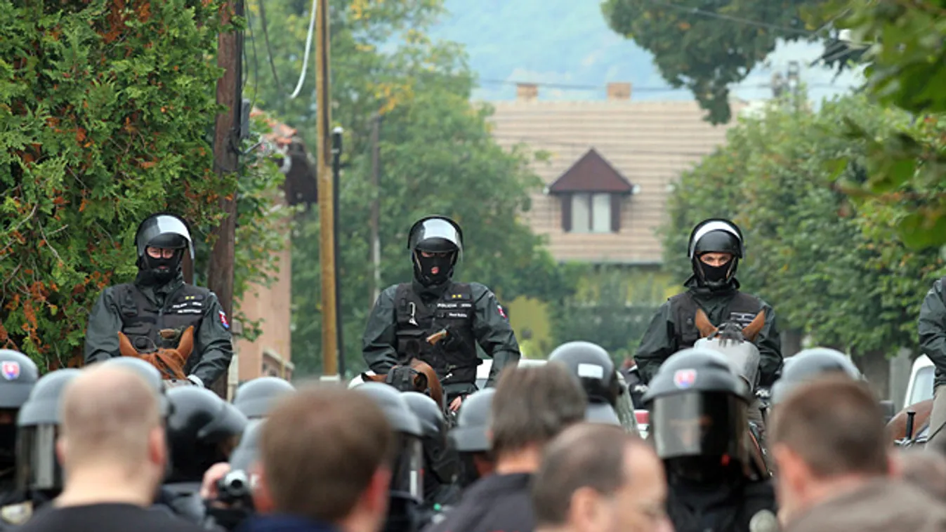 Krasznahorkaváralja, Emberek állnak a rendőrökkel szemben. cigánytelep lerombolására készült szombaton a Mi Szlovákiánk nevű nacionalista szlovák párt vezetője, Marián Kotleba 
