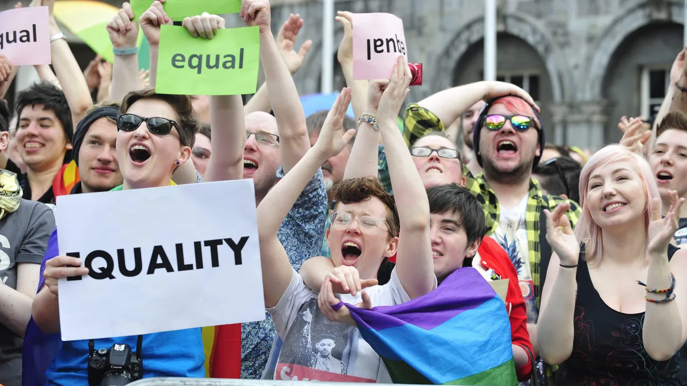 Dublin, 2015. május 23.
 A melegházasság bevezetését támogató aktivisták ünnepelnek Dublinban 2015. május 23-án, az azonos neműek házasságának legalizálásáról szóló népszavazás utáni napon.  (MTI/EPA/Aidan Crawley) 